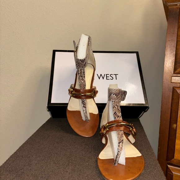 Nine West cognac brown thong sandals; gold hardware; very pretty - Picture 10 of 16